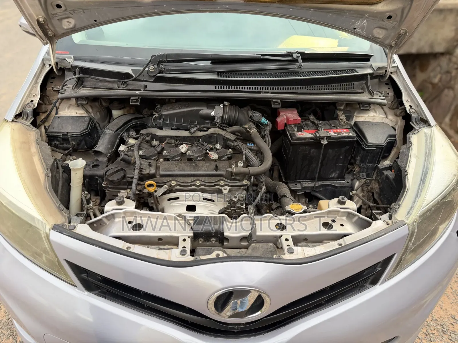 Toyota Vitz 2012 Silver