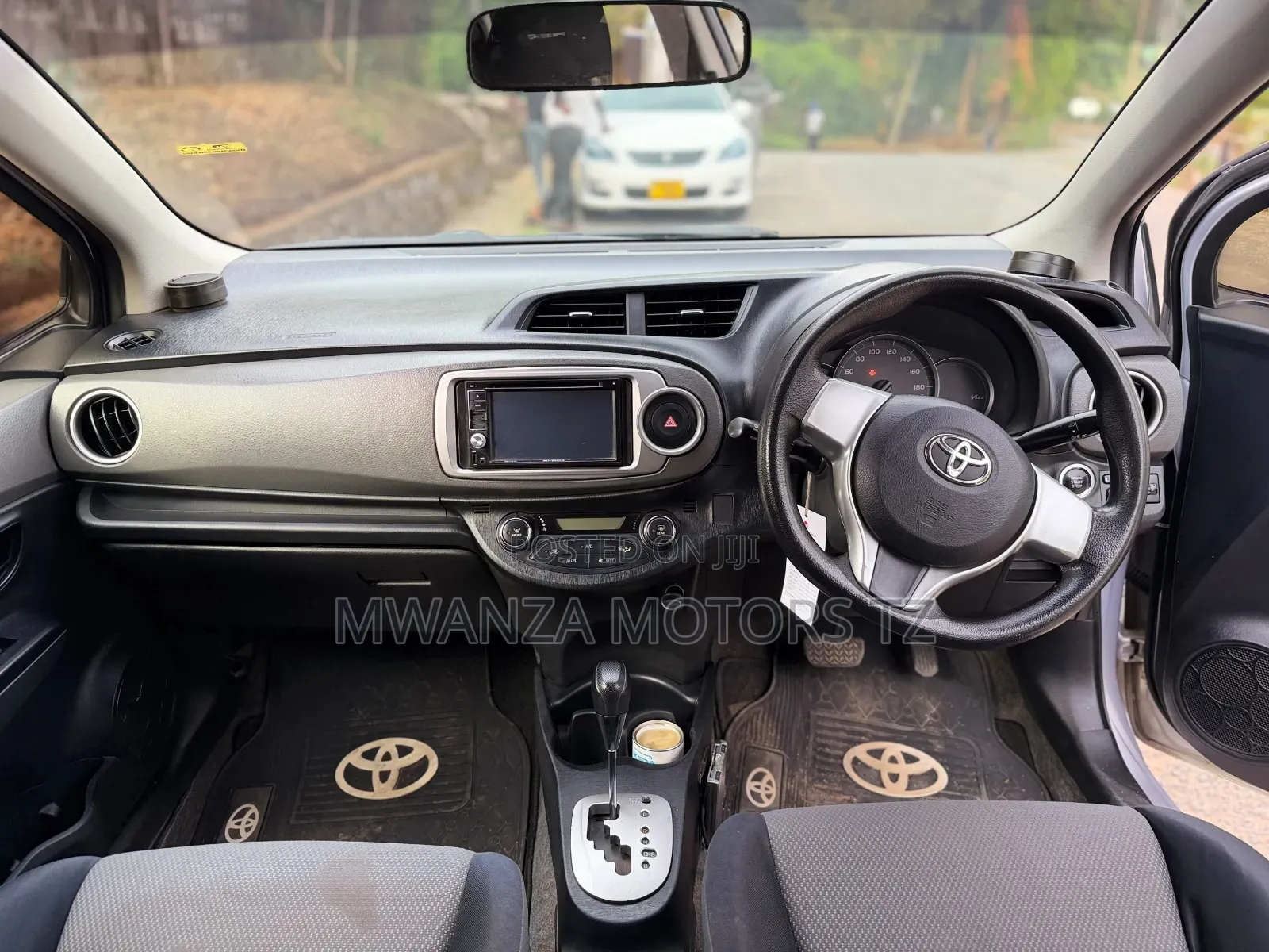 Toyota Vitz 2012 Silver