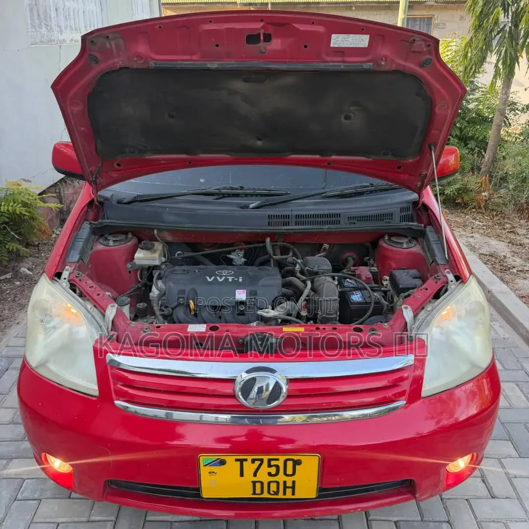 Toyota Raum 2004 Red