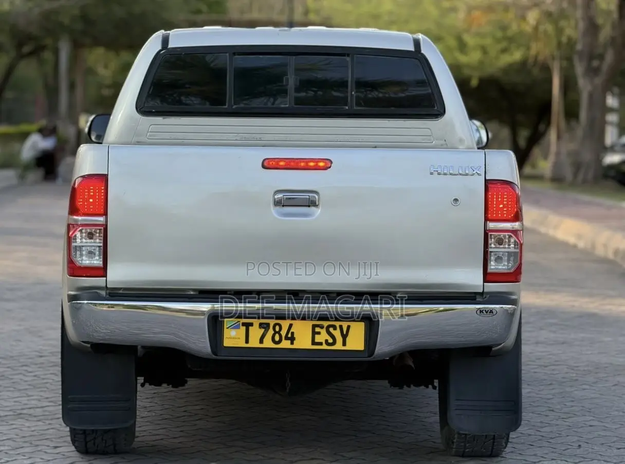 Toyota Hilux 2012 Silver