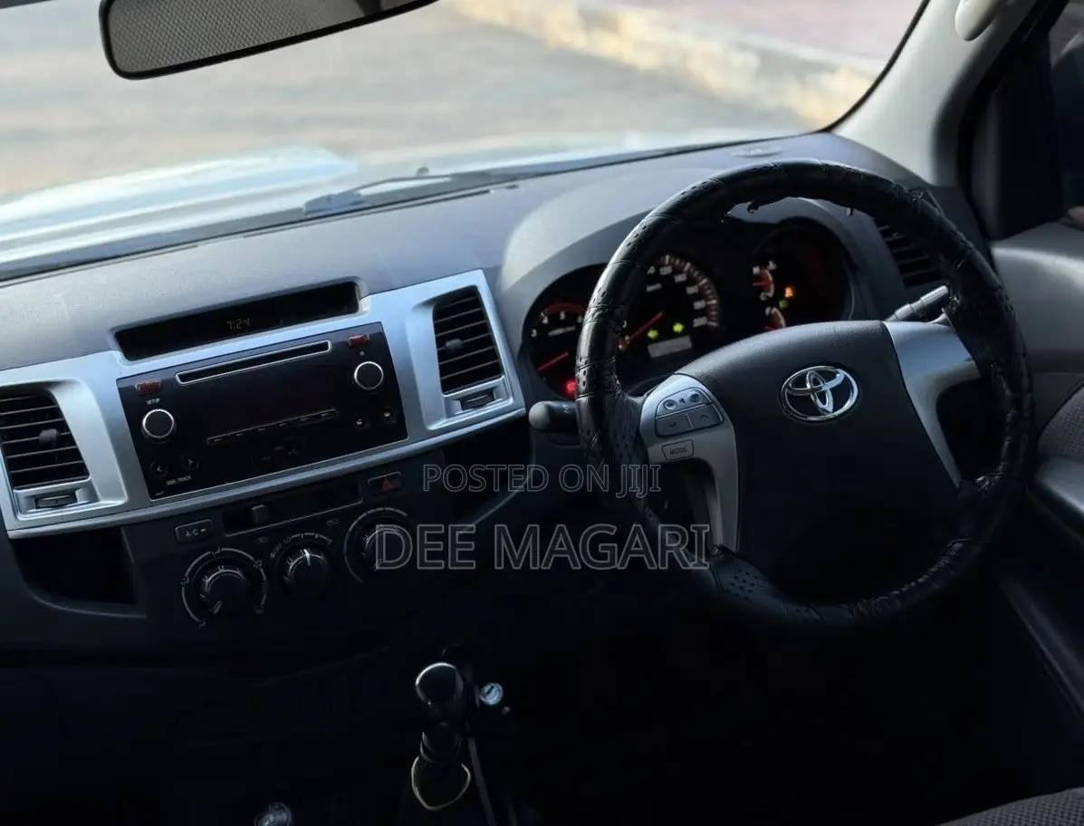 Toyota Hilux 2012 Silver