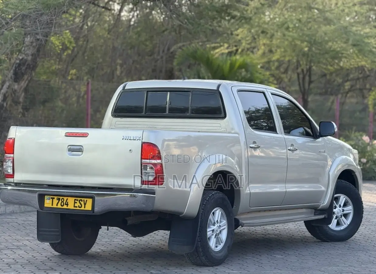 Toyota Hilux 2012 Silver