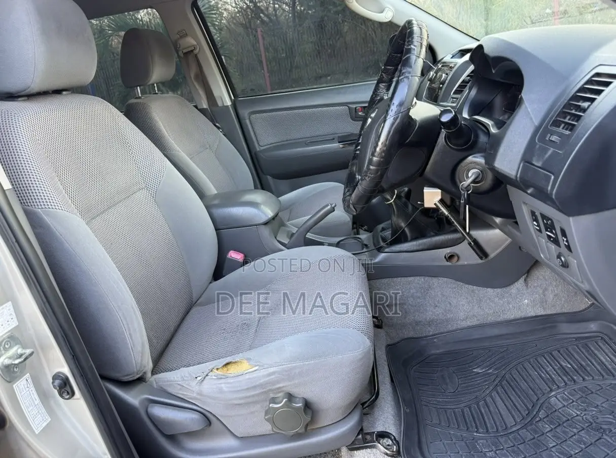 Toyota Hilux 2012 Silver