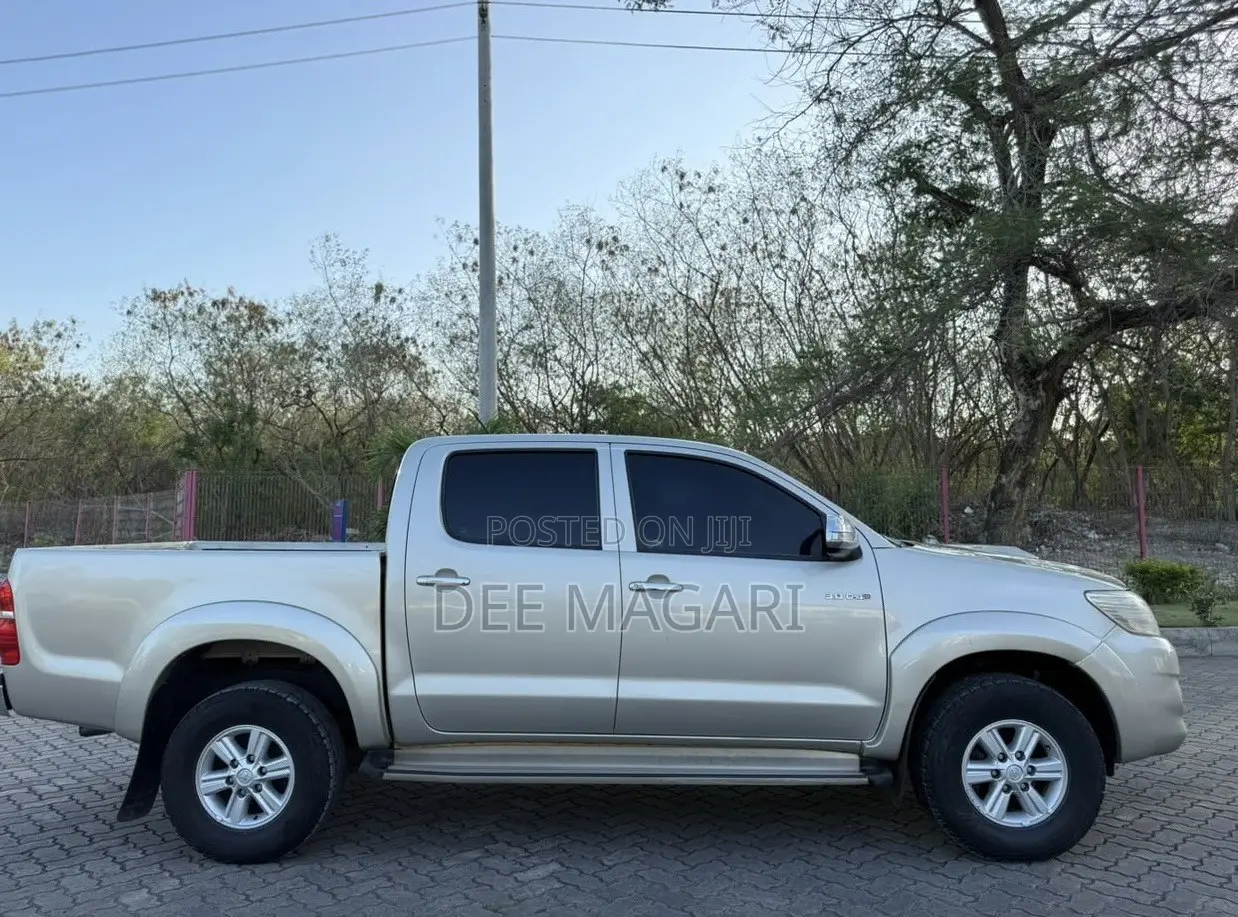 Toyota Hilux 2012 Silver