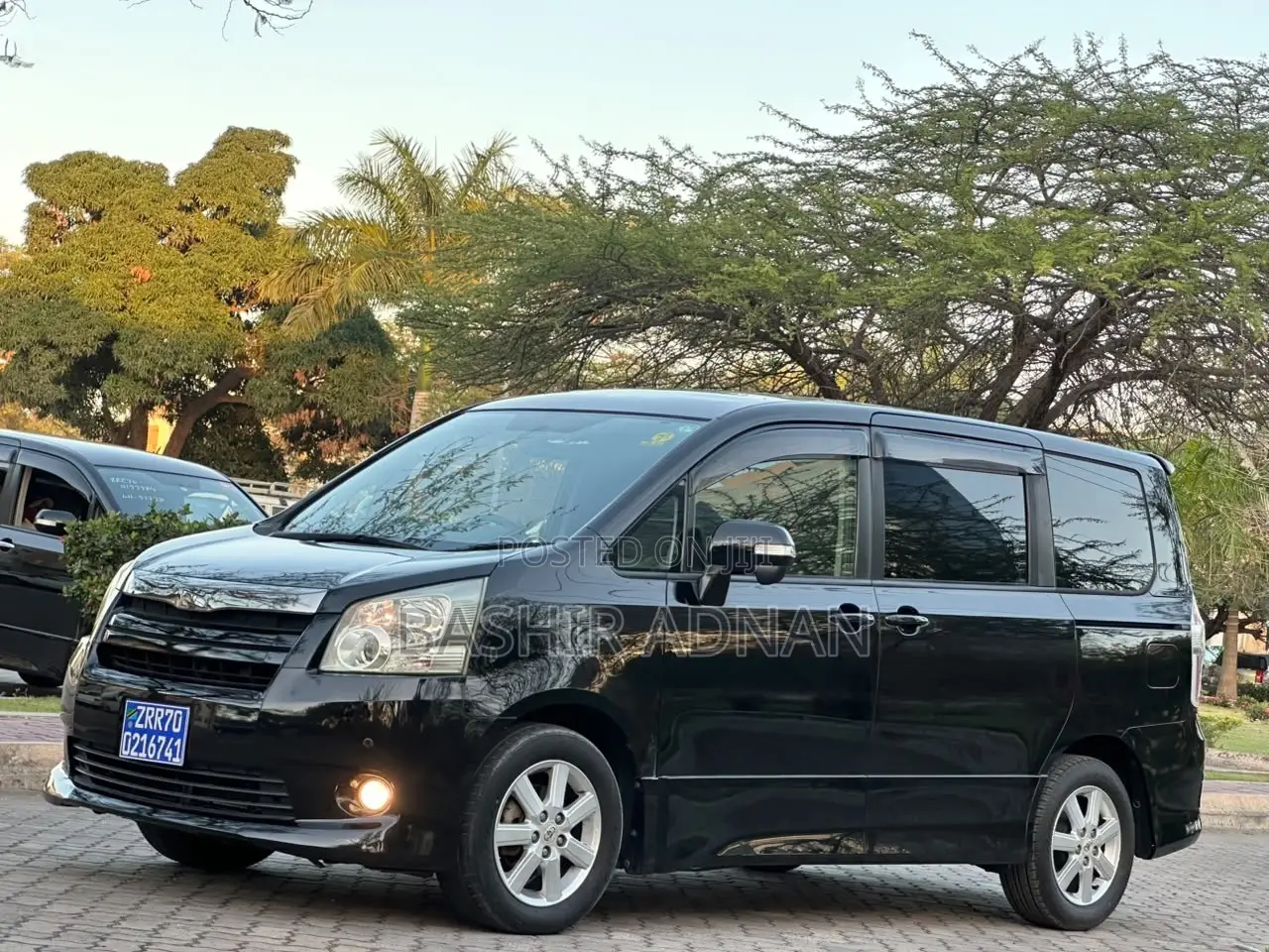 Toyota Noah 2.0 143hp FWD (7 Seater) 2009 Matt Black