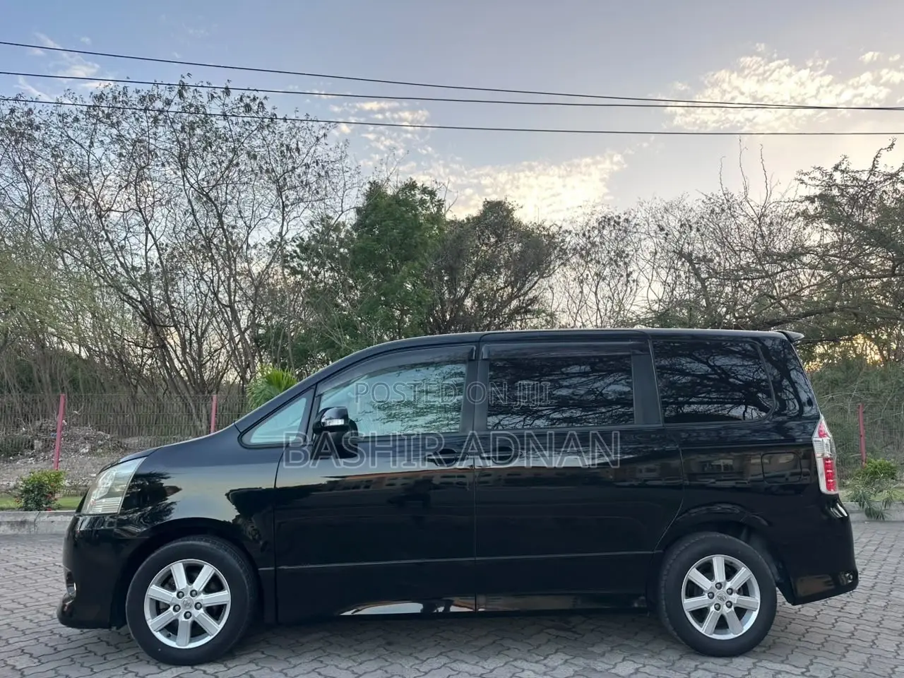 Toyota Noah 2.0 143hp FWD (7 Seater) 2009 Matt Black