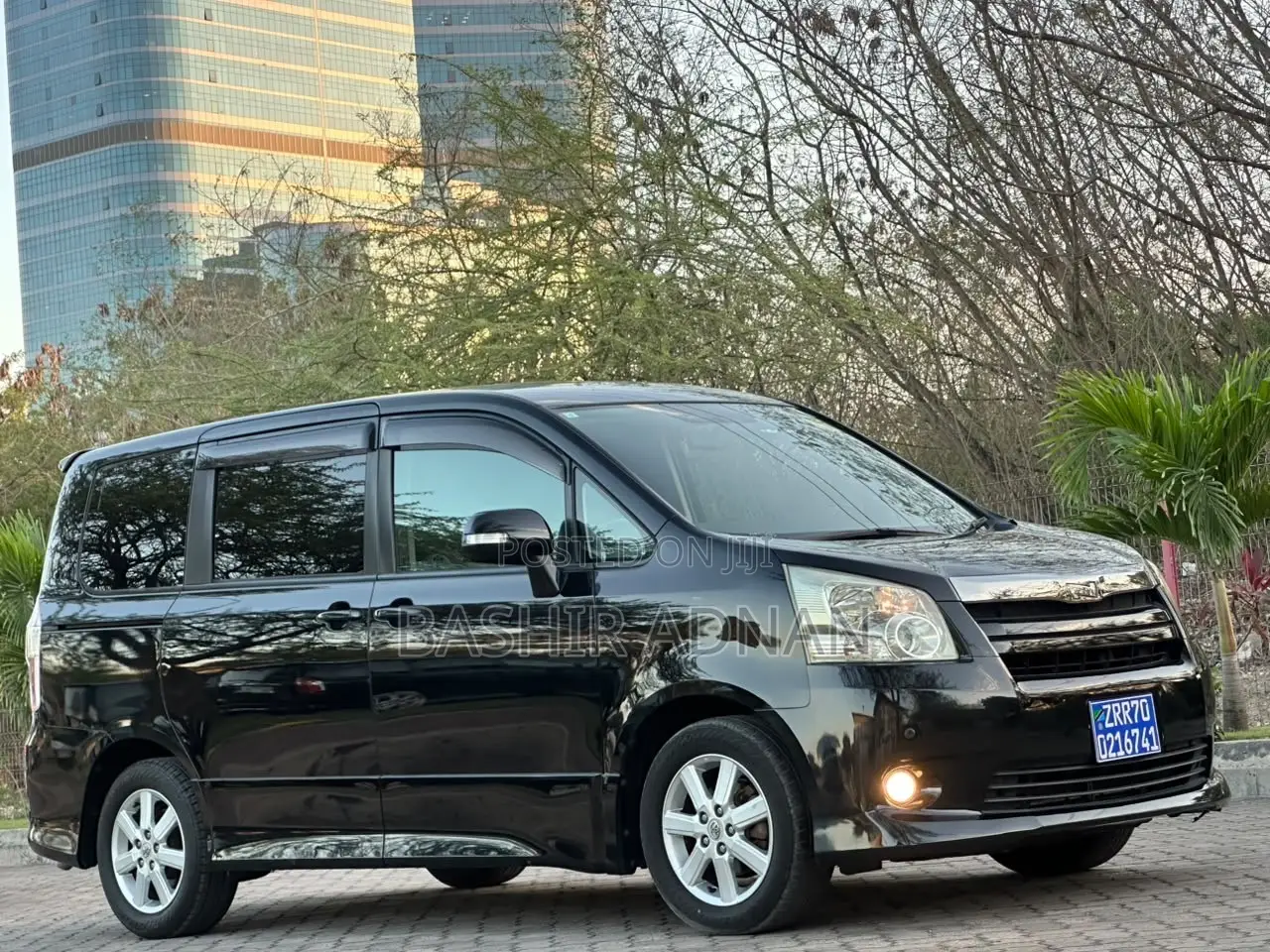 Toyota Noah 2.0 143hp FWD (7 Seater) 2009 Matt Black