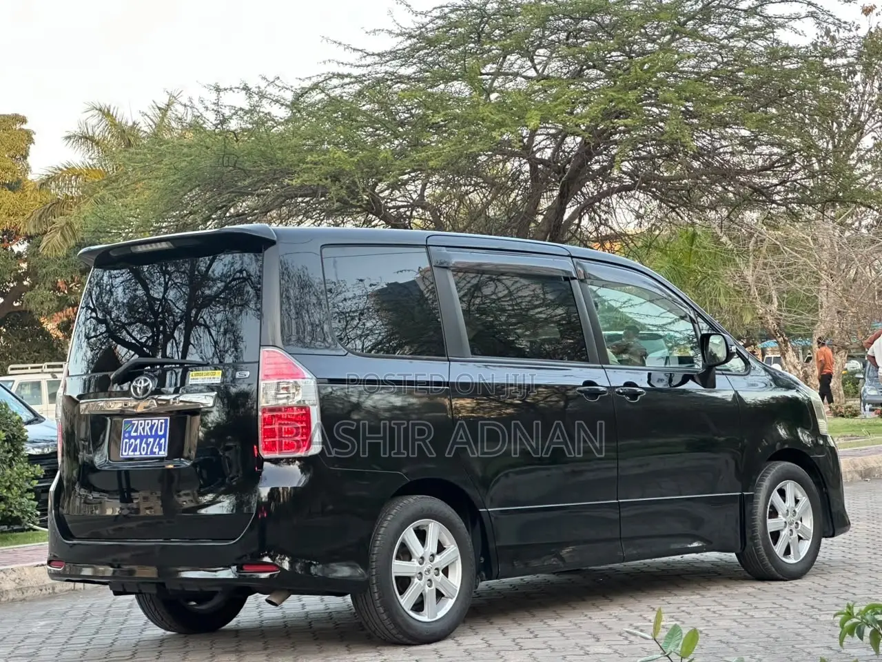 Toyota Noah 2.0 143hp FWD (7 Seater) 2009 Matt Black