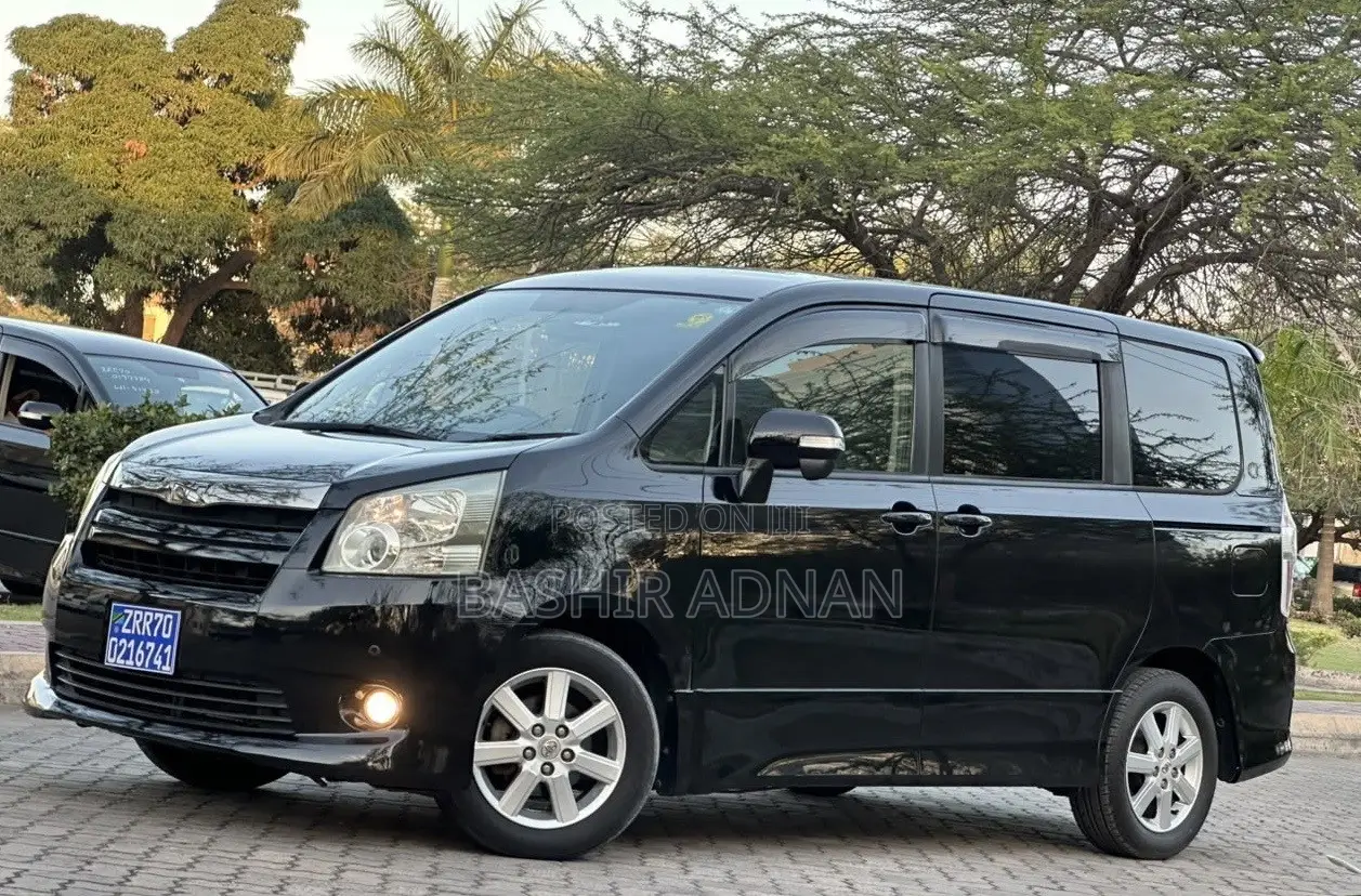 Toyota Noah 2.0 143hp FWD (7 Seater) 2009 Matt Black