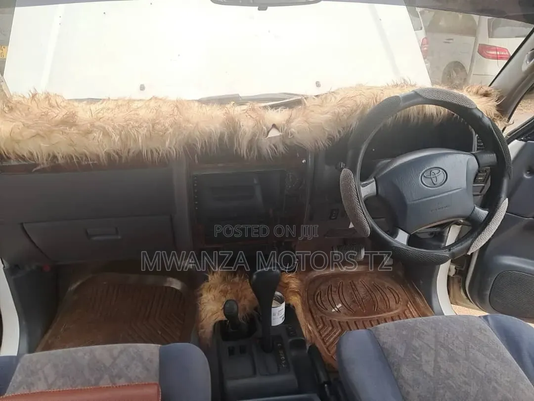 Toyota Land Cruiser Prado 1996 Off white