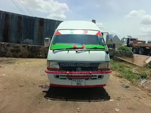 Toyota HiAce 2003 White