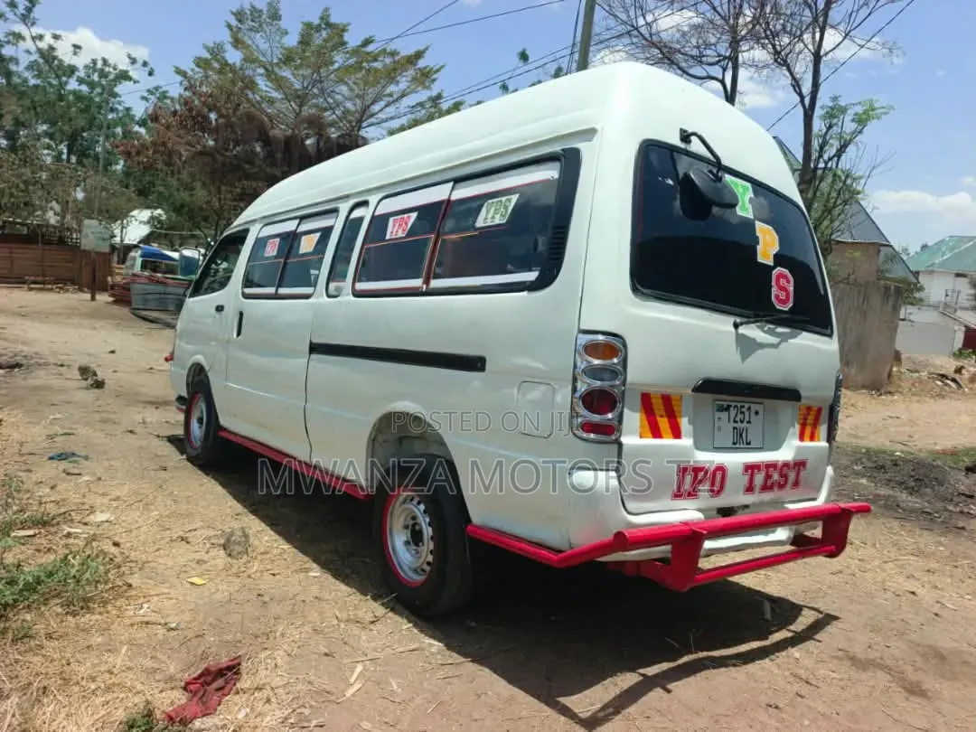 Toyota HiAce 2003 White