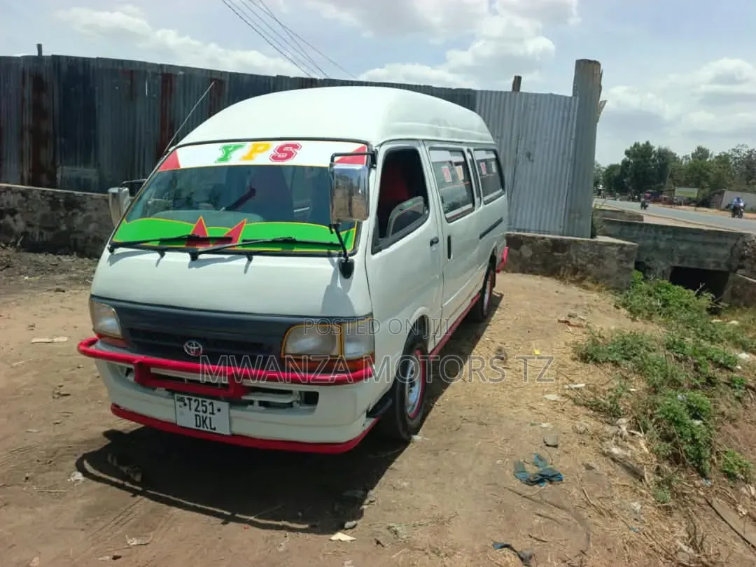 Toyota HiAce 2003 White