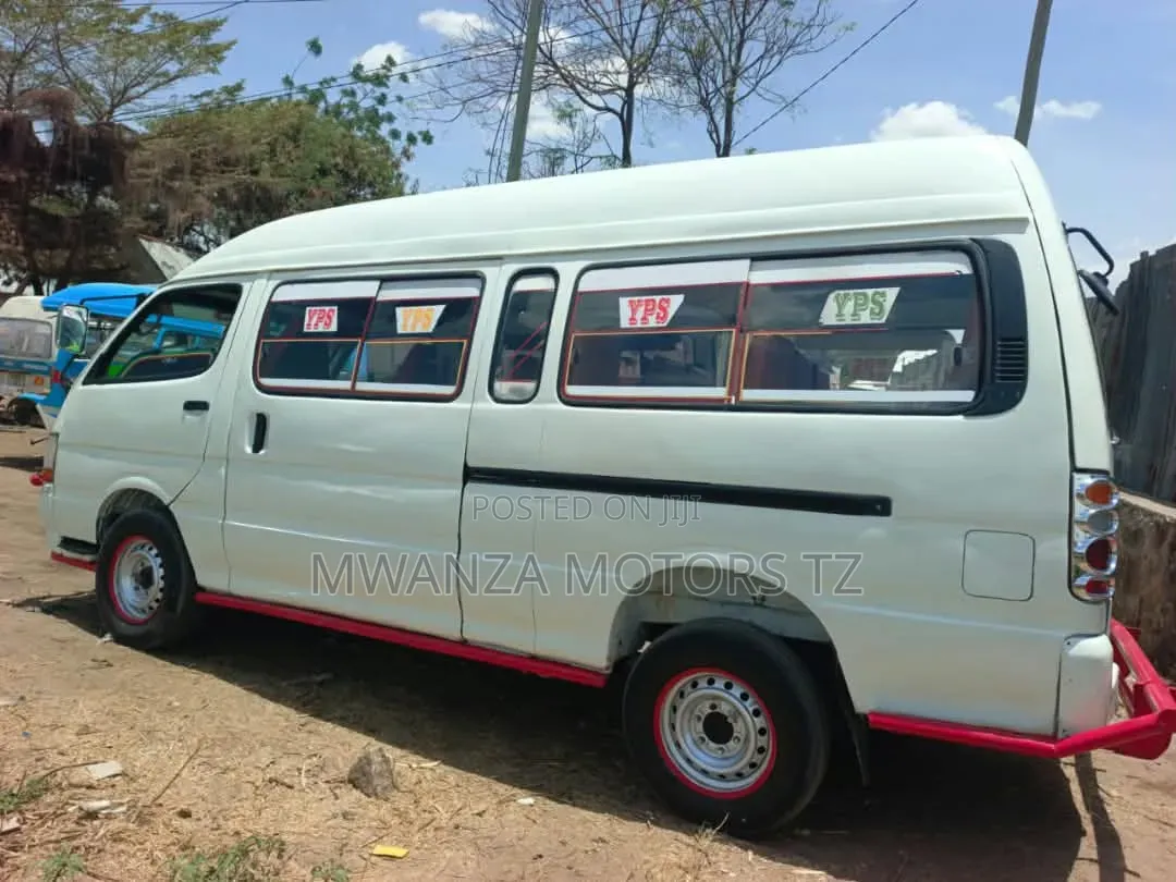 Toyota HiAce 2003 White