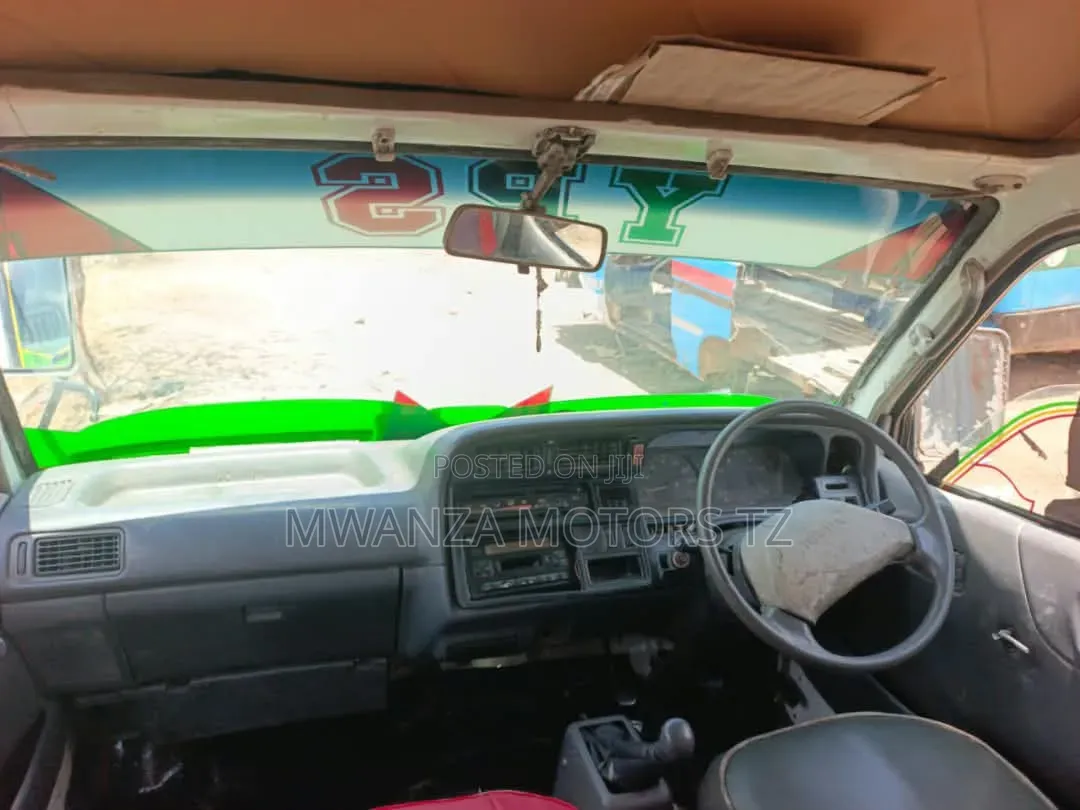 Toyota HiAce 2003 White