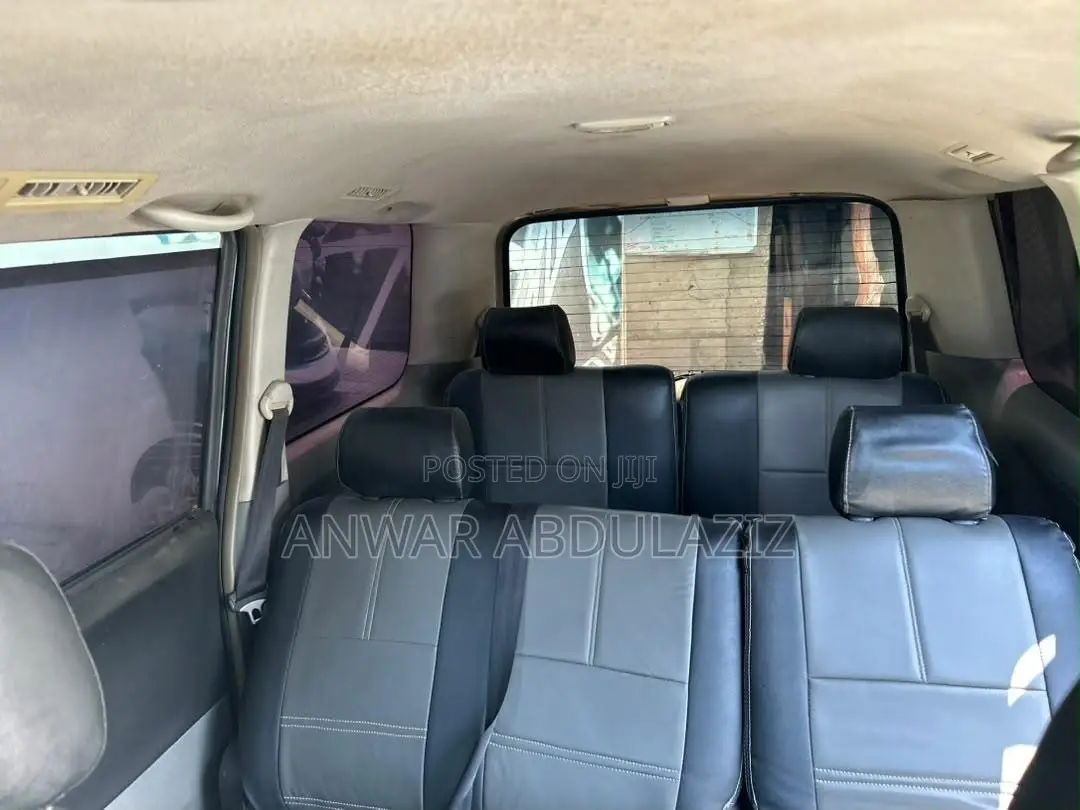 Toyota Noah 2.0 143hp AWD (8 Seater) 2007 Gray