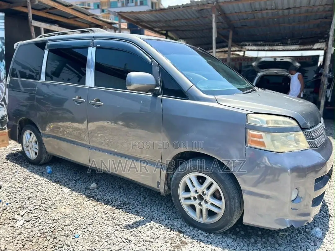 Toyota Noah 2.0 143hp AWD (8 Seater) 2007 Gray