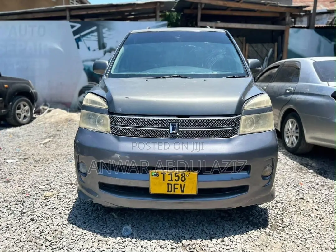 Toyota Noah 2.0 143hp AWD (8 Seater) 2007 Gray