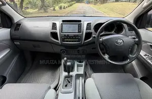 Toyota Hilux 2.5 D-4D 4X4 SRX 2011 Black