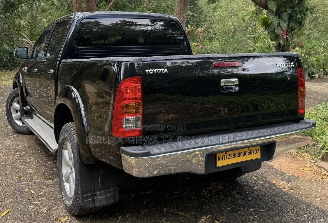 Toyota Hilux 2.5 D-4D 4X4 SRX 2011 Black