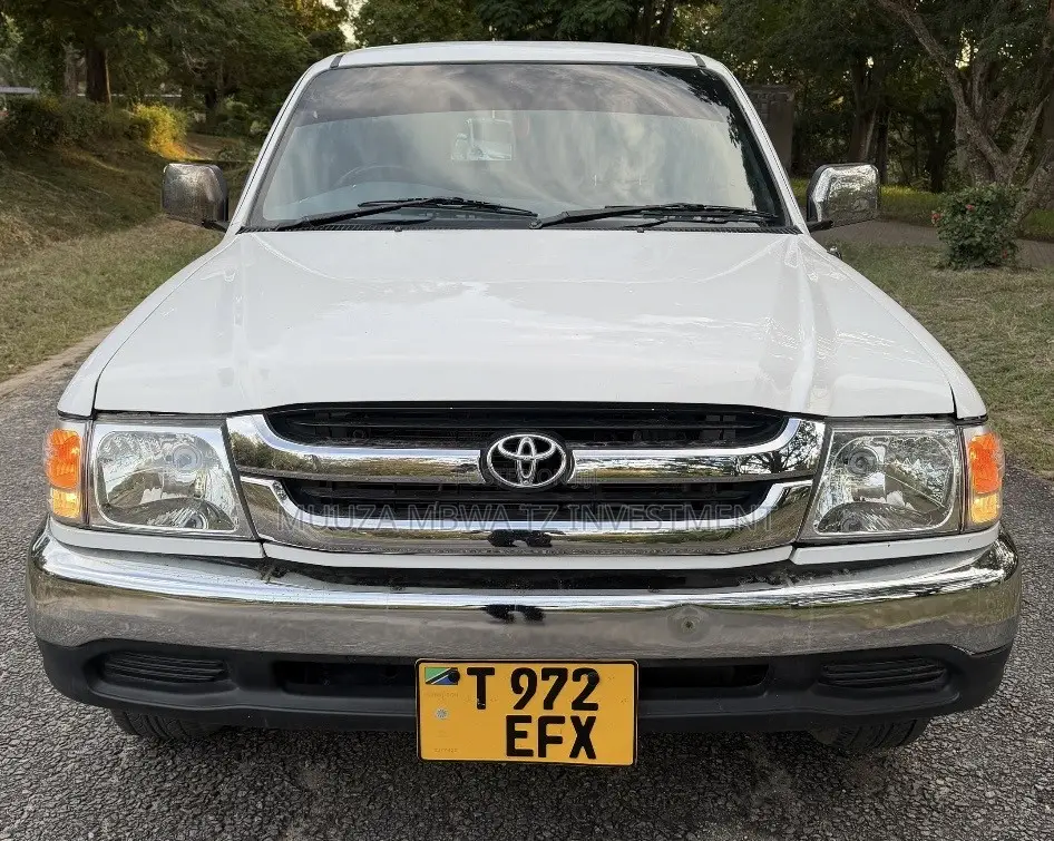 Toyota Hilux 1998 White