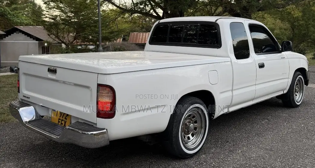 Toyota Hilux 1998 White