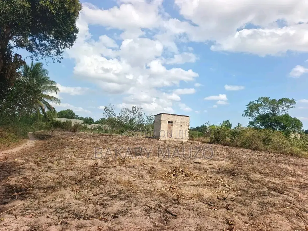 Kiwanja SQM 400 Chanika Kiboga