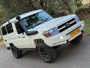 Toyota Land Cruiser 2002 White