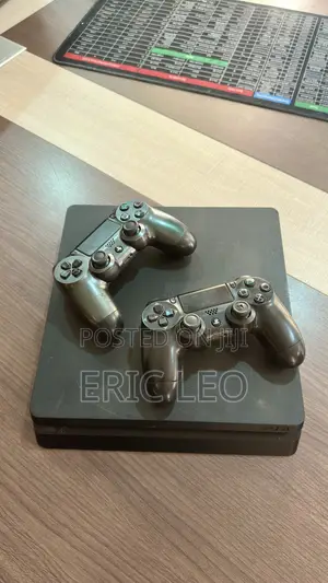 Play Station 4 Slim