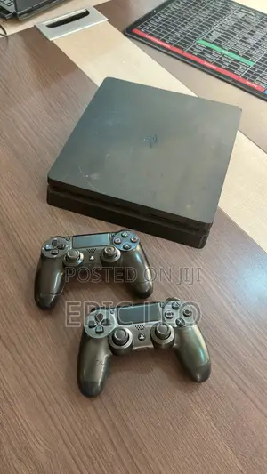 Play Station 4 Slim
