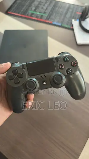 Play Station 4 Slim