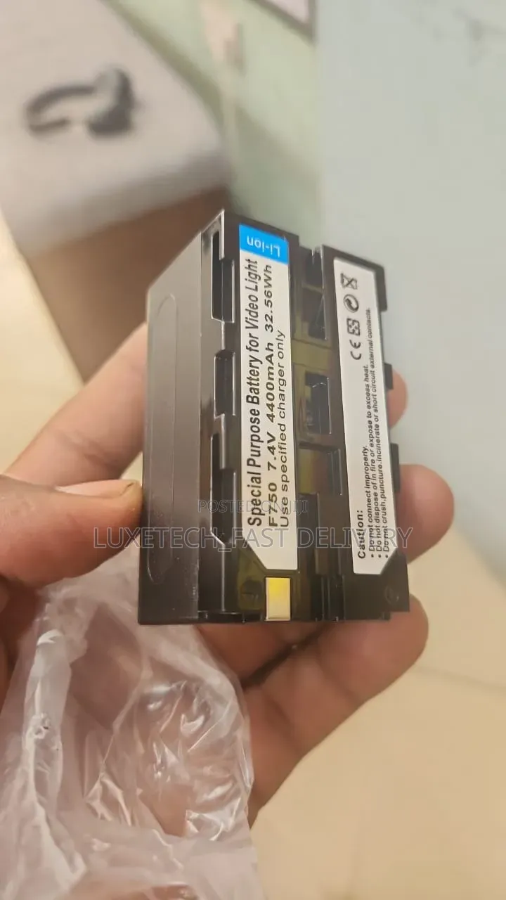 NP-F750 Type Rechargeable Lithium-Ion Battery (7.4V, 4400mAh, 32.56Wh)