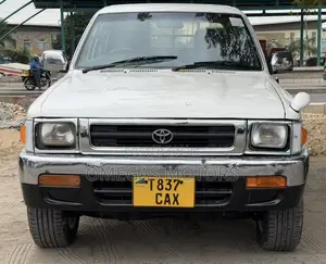 Toyota Hilux 1998 White