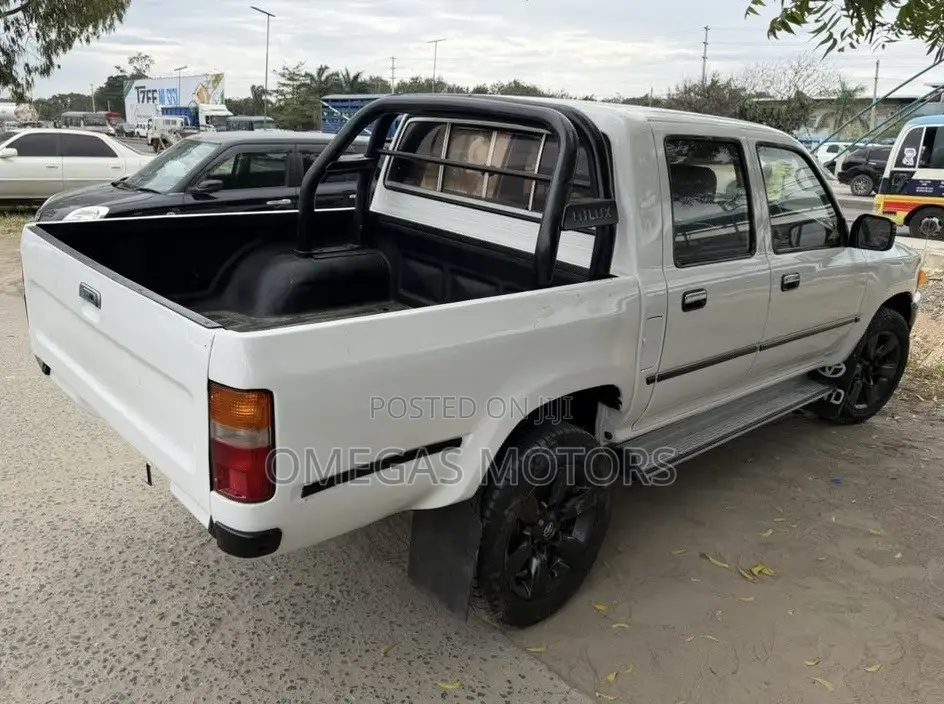 Toyota Hilux 1998 White
