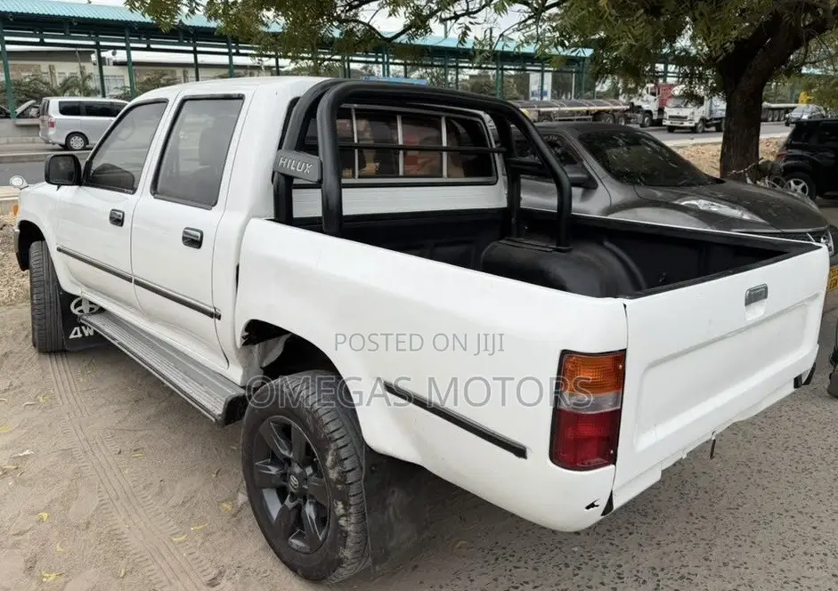 Toyota Hilux 1998 White