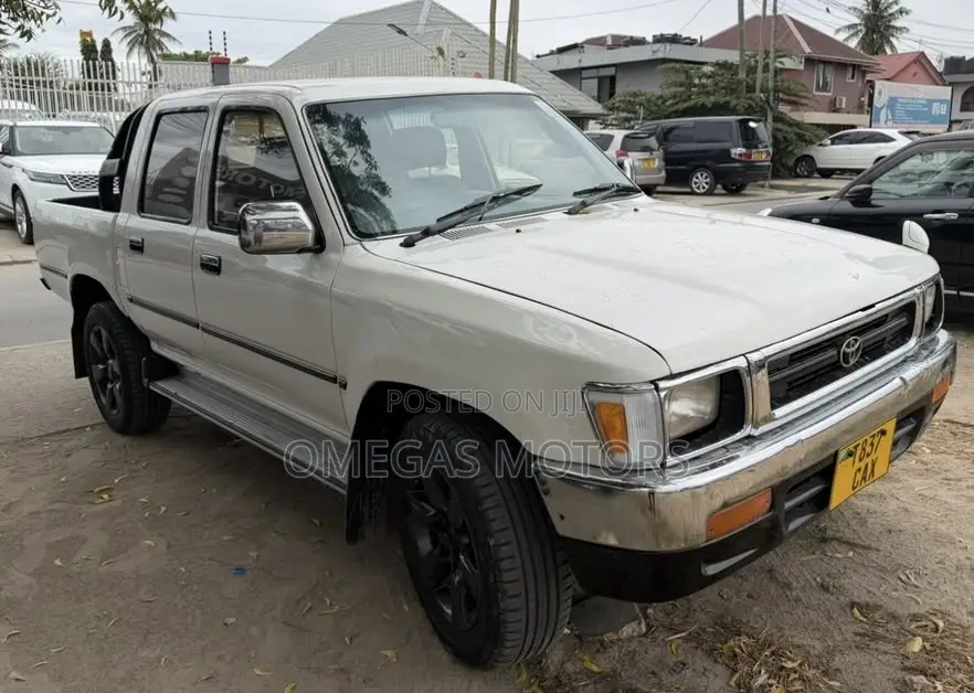 Toyota Hilux 1998 White