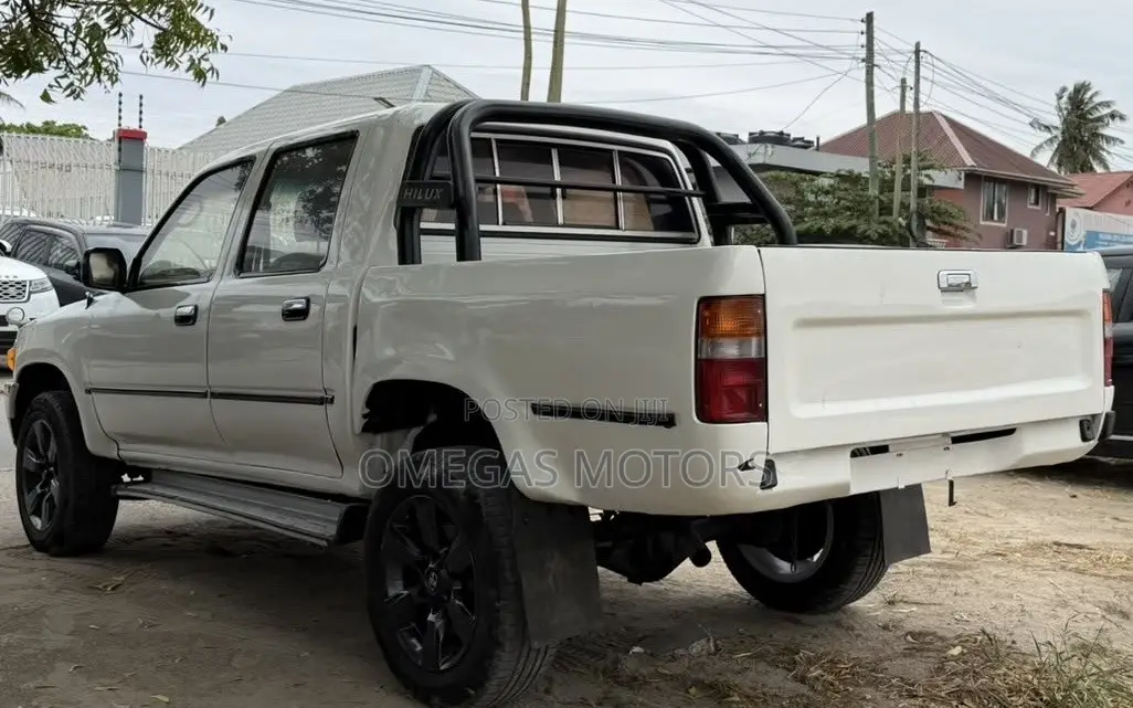 Toyota Hilux 1998 White