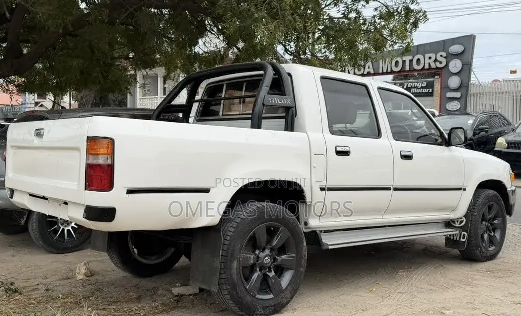 Toyota Hilux 1998 White