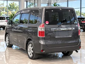 Toyota Noah 2.0 143hp AWD (7 Seater) 2007 Gray