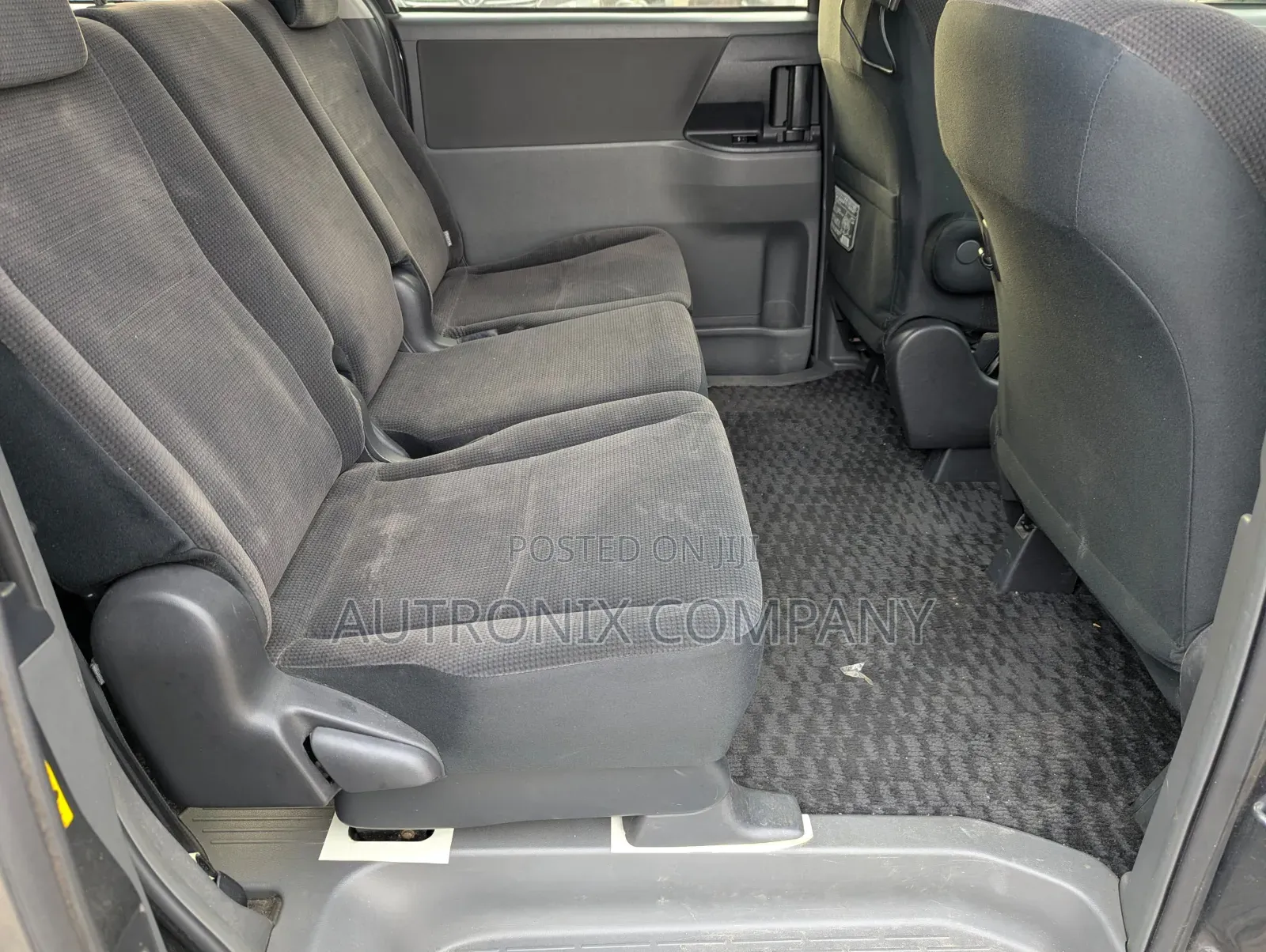 Toyota Noah 2.0 143hp AWD (7 Seater) 2007 Gray