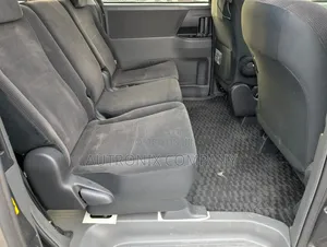 Toyota Noah 2.0 143hp AWD (7 Seater) 2007 Gray