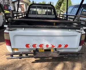 Toyota Hilux 2002 White