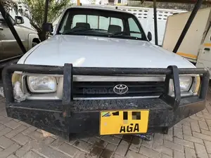 Toyota Hilux 2002 White