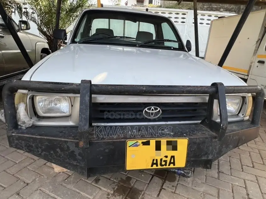 Toyota Hilux 2002 White