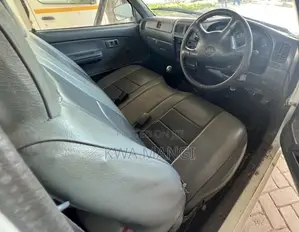 Toyota Hilux 2002 White