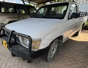 Toyota Hilux 2002 White