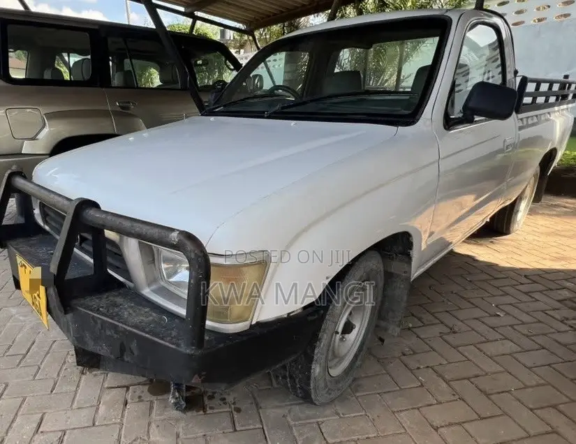 Toyota Hilux 2002 White