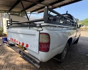 Toyota Hilux 2002 White