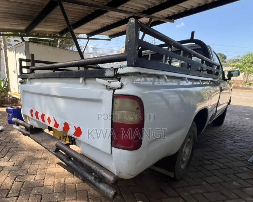 Toyota Hilux 2002 White