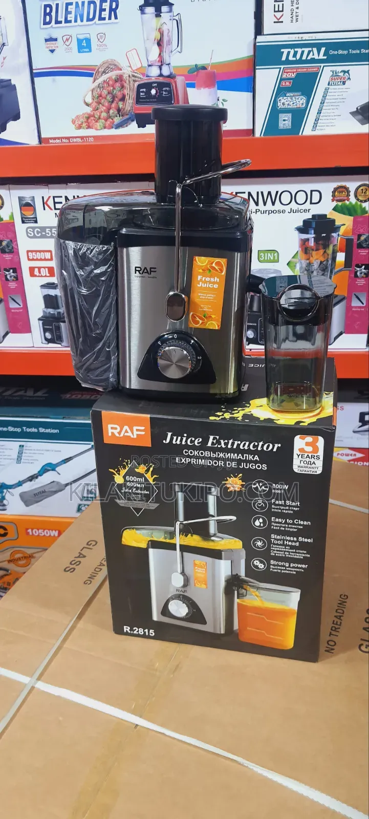 The RAF R.2815 Is a High-Speed Centrifugal Electric Juice Extractor